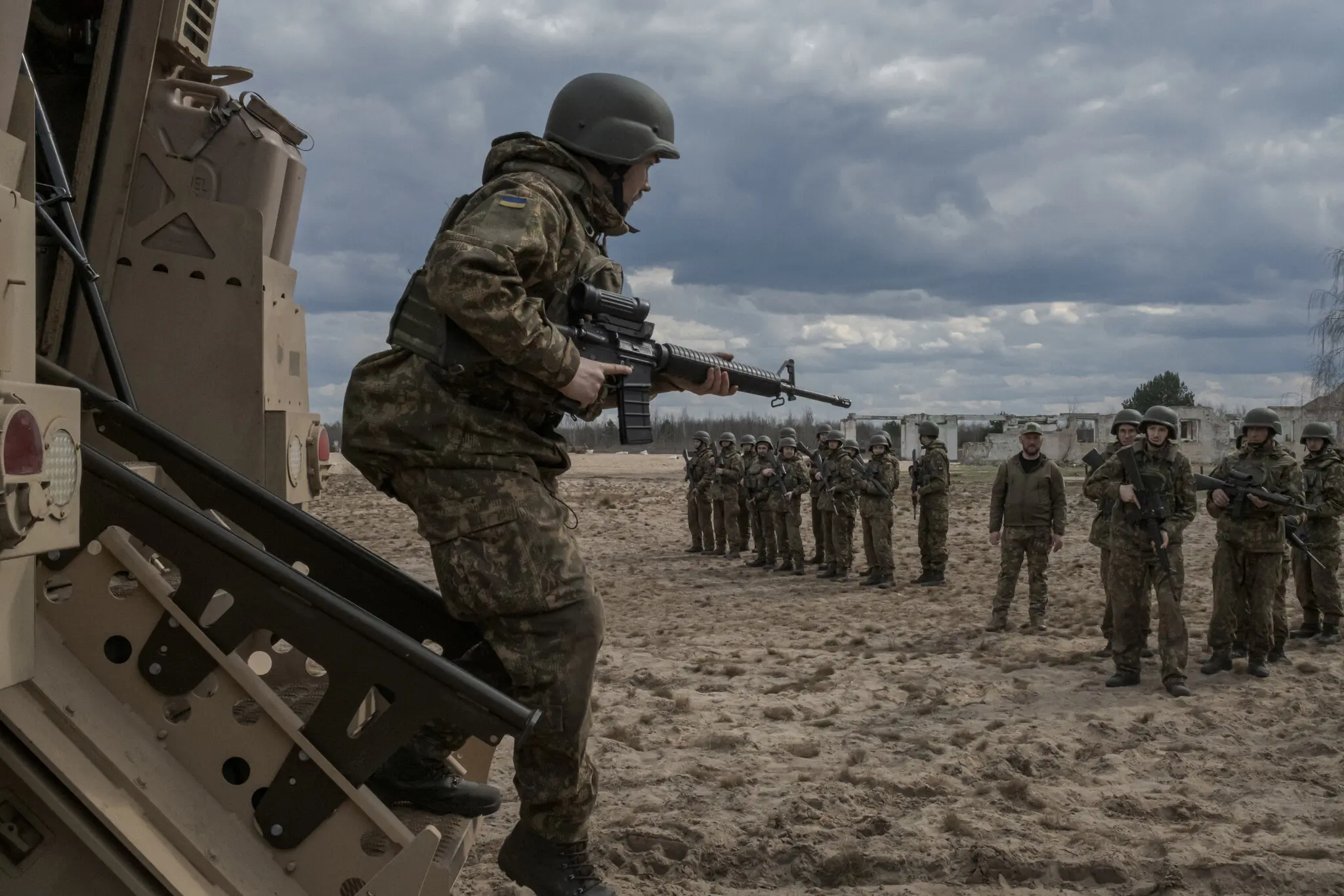Український новобранець виходить з американської тактичної машини MRAP під час бойових навчань у Київській області 27 березня.